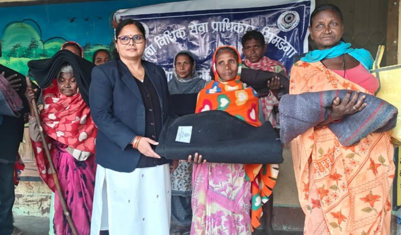 सिमडेगा : कड़ाके की ठंड में गरीबों को राहत, डालसा ने जरूरतमंदों को बांटे कंबल 1 20251211 201417