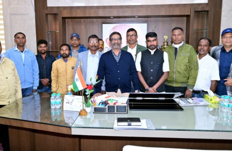 चाय बागान आदिवासियों की गुहार लेकर असम प्रतिनिधिमंडल ने की मुख्यमंत्री हेमन्त सोरेन से मुलाकात