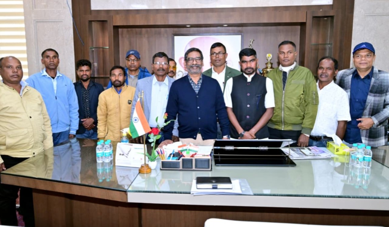 चाय बागान आदिवासियों की गुहार लेकर असम प्रतिनिधिमंडल ने की मुख्यमंत्री हेमन्त सोरेन से मुलाकात 1 20251211 202944