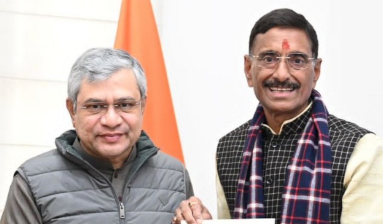 केंद्रीय रक्षा राज्य मंत्री संजय सेठ ने रेल मंत्री अश्विनी वैष्णव से की मुलाकात, रांची के लिए कई नई ट्रेनों व फेरे बढ़ाने की रखी मांग 1 20251211 205143