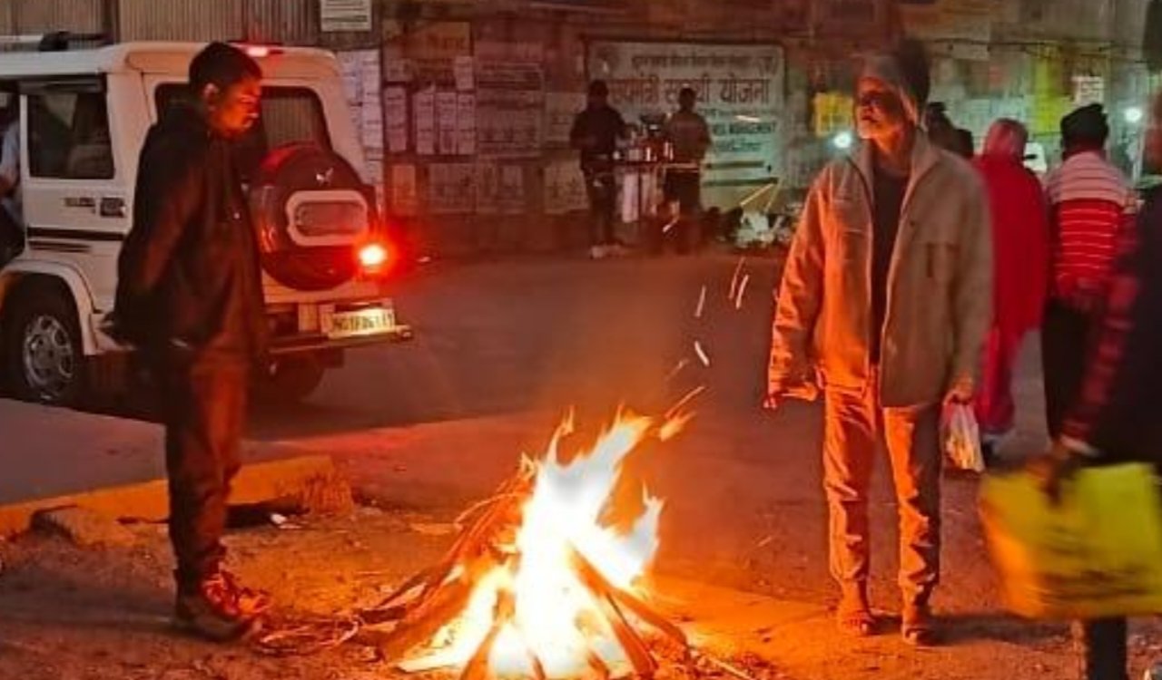 राँची जिला प्रशासन की पहल : शीतलहर से राहत के लिए पूरे जिले में हजारों अलाव जलाए जा रहे 1 20251211 214954