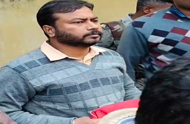 चाईबासा: भवन निर्माण विभाग के कार्यपालक अभियंता 70 हजार रुपये रिश्वत लेते रंगे हाथ गिरफ्तार