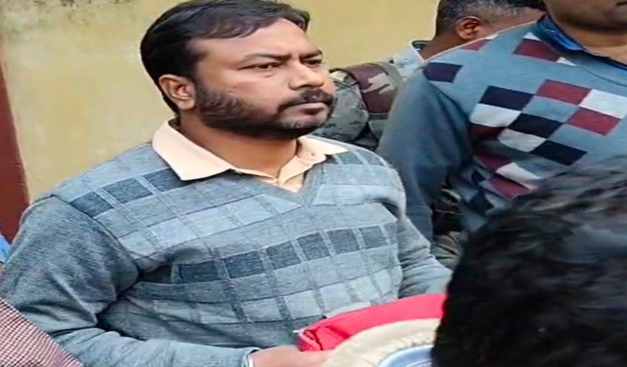 चाईबासा: भवन निर्माण विभाग के कार्यपालक अभियंता 70 हजार रुपये रिश्वत लेते रंगे हाथ गिरफ्तार 20251213_162621