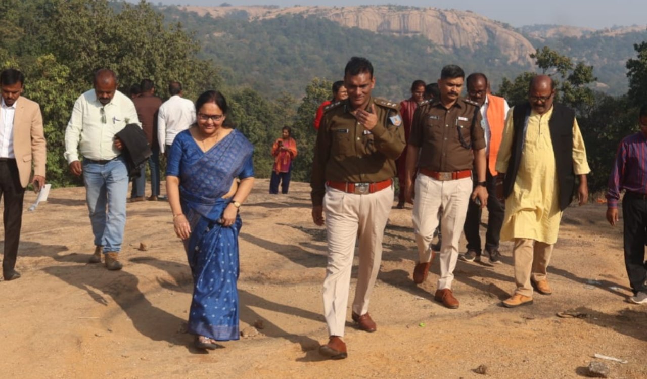 डीसी और एसपी के नेतृत्व में रामरेखा धाम के वैकल्पिक मार्गों का ट्रैकिंग, पेयजल, विद्युत एवं मोबाइल नेटवर्क की समस्याओं का होगा समाधान 20251214_084406