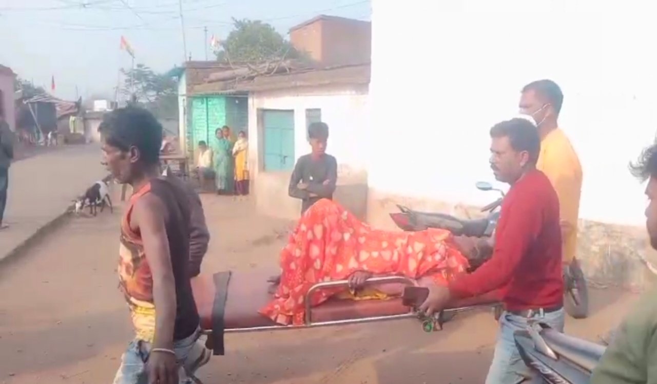 धनबाद केंदुआडीह गैस कांड: दो और महिलाओं की हालत फिर बिगड़ी, एक सीरियस! सीएम के आदेश पर हाईलेवल जांच टीम निरिक्षण को पहुंची..... 20251214_135406