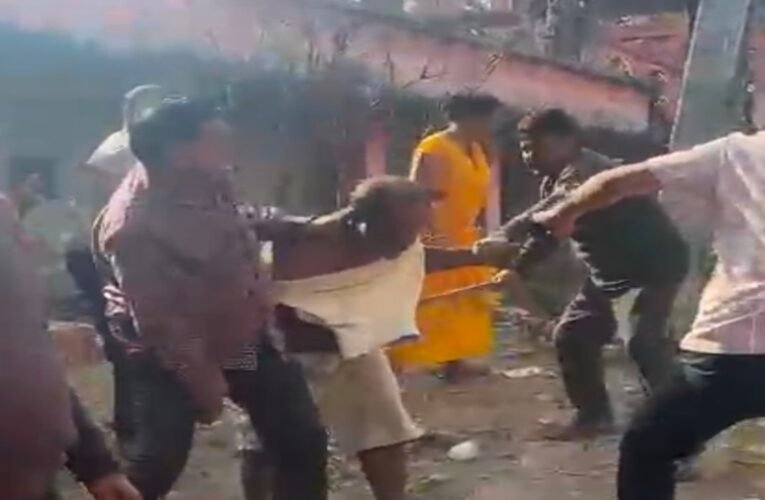 धनबाद: ग्रॉसरी दुकानदार की दूसरी शादी पड़ी महंगी, ससुराल वालों ने की जमकर पिटाई , वीडियो वायरल