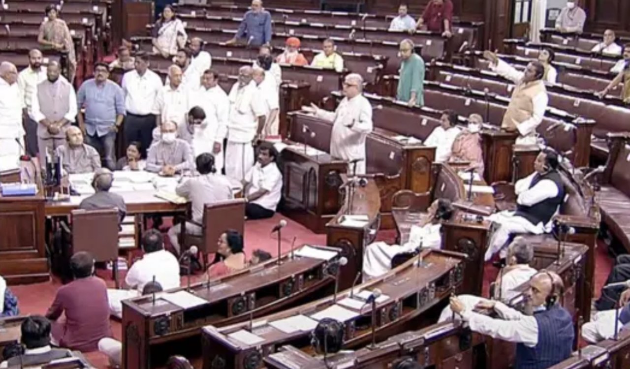 संसद में हंगामा: कांग्रेस रैली में 'मोदी तेरी कब्र खुदेगी' नारे पर BJP का तीव्र विरोध, सोनिया गांधी से माफी की मांग 20251215_145634