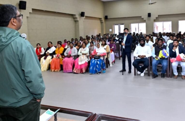 मुख्यमंत्री हेमन्त सोरेन से विभिन्न क्षेत्रों के आमजन एवं सामाजिक कार्यकर्ताओं ने की मुलाकात