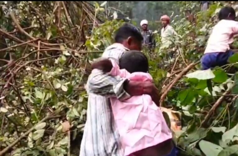 चाईबासा : सोनुआ प्रखंड का मेईलपीड़ गांव आज भी सड़क सुविधा से वंचित, ग्रामीणों की जिंदगी जोखिम में ..देखे वीडियो