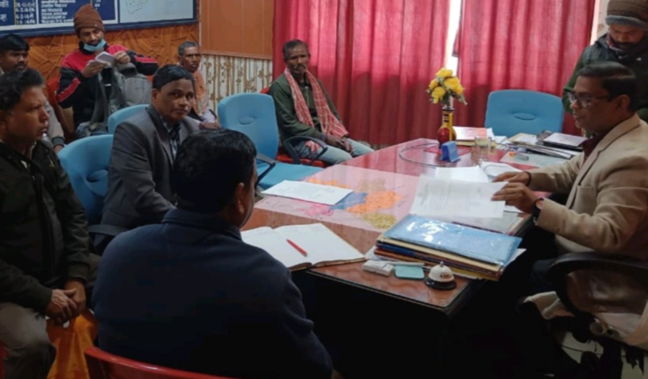 रांची जिला के विभिन्न अंचलों में जनता दरबार का आयोजन, सैकड़ों आवेदनों का ऑन द स्पॉट निष्पादन 7 20251216 205832