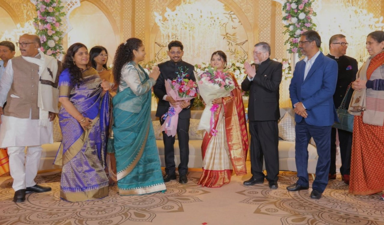 मुख्यमंत्री हेमंत सोरेन और कल्पना सोरेन ने राज्यपाल संतोष गंगवार के पुत्र के विवाह रिसेप्शन में हुए शामिल, नवविवाहित जोड़े को दीं आशीर्वाद और शुभकामनाएं 3 20251216 215648