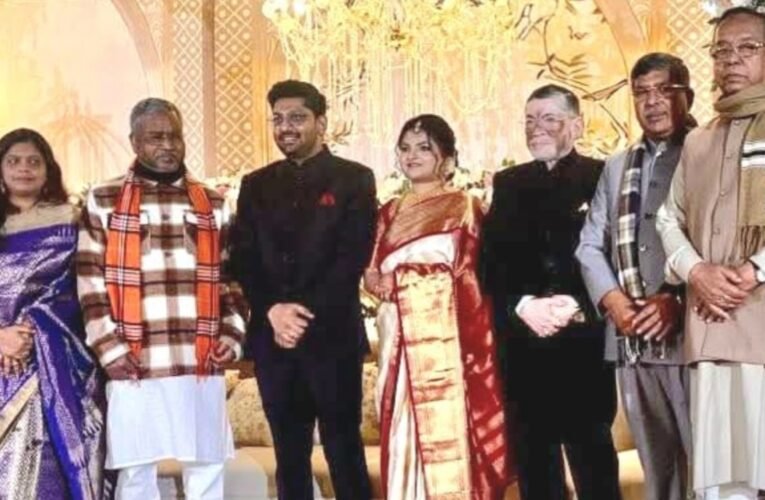 झारखंड राज्यपाल संतोष गंगवार के पुत्र के विवाहोपरांत प्रीतिभोज में शामिल हुए भाजपा प्रदेश अध्यक्ष बाबूलाल मरांडी
