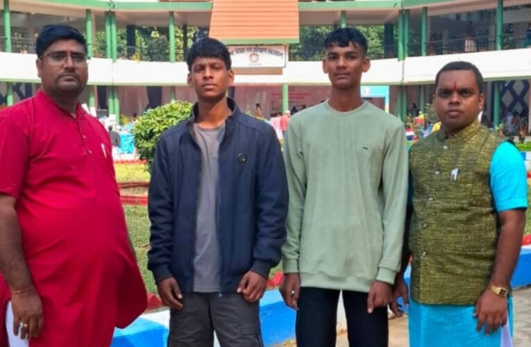 सिमडेगा के होनहार छात्र चंद्रमा सिंह और करण साहू राष्ट्रीय कला उत्सव 2025 के लिए महाराष्ट्र रवाना