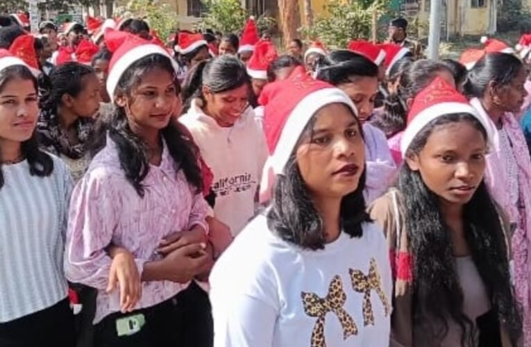 सिमडेगा में भव्य लाइव क्रिसमस कार्निवल यात्रा निकाली गई, श्रद्धालुओं की भारी भीड़ उमड़ी