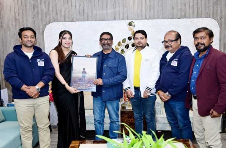 मुख्यमंत्री हेमंत सोरेन से भोजपुरी फिल्म ‘मुर्गा ट्रॉफी’ की टीम ने की मुलाकात, झारखंड में फिल्म उद्योग को मिलेगा बढ़ावा
