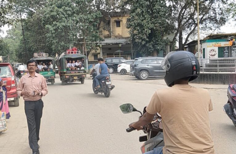 सिमडेगा में वाहन चेकिंग अभियान: 22 वाहनों पर 80 हजार रुपये का चालान, एक ट्रक जब्त