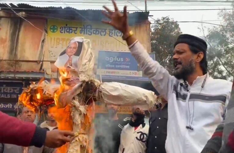 रांची में नीतीश कुमार का पुतला दहन: महिला डॉक्टर के अपमान के खिलाफ जोरदार प्रदर्शन