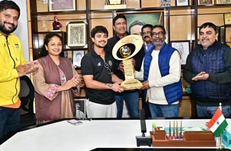 झारखंड क्रिकेट टीम की ऐतिहासिक जीत: मुख्यमंत्री हेमंत सोरेन ने दी बधाई, खेल इकोसिस्टम पर जोर