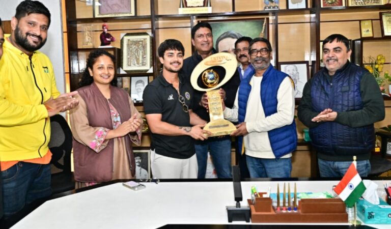 झारखंड क्रिकेट टीम की ऐतिहासिक जीत: मुख्यमंत्री हेमंत सोरेन ने दी बधाई, खेल इकोसिस्टम पर जोर