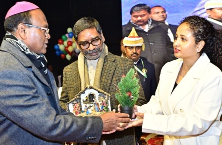 मुख्यमंत्री हेमन्त सोरेन ने पत्नी कल्पना सोरेन के साथ आर्च बिशप हाउस में क्रिसमस उत्सव में लिया हिस्सा