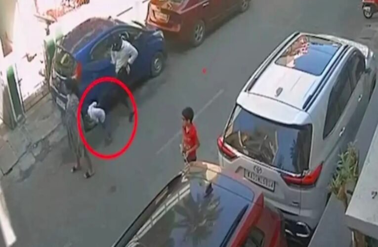बेंगलुरु: खेलते 5 साल के मासूम को पड़ोसी ने फुटबॉल की तरह मारी लात, CCTV में कैद हुई घटना, देखे वीडियो