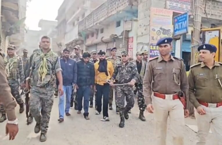 गढ़वा पुलिस ने यूपी के तीन अपराधियों को गिरफ्तार कर जनता के सामने कराया पैदल मार्च