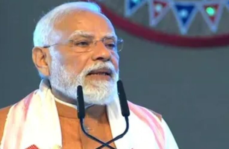 प्रधानमंत्री मोदी के असम दौरे का दूसरा दिन: छात्रों से संवाद, शहीदों को श्रद्धांजलि और प्रमुख उर्वरक परियोजना की आधारशिला