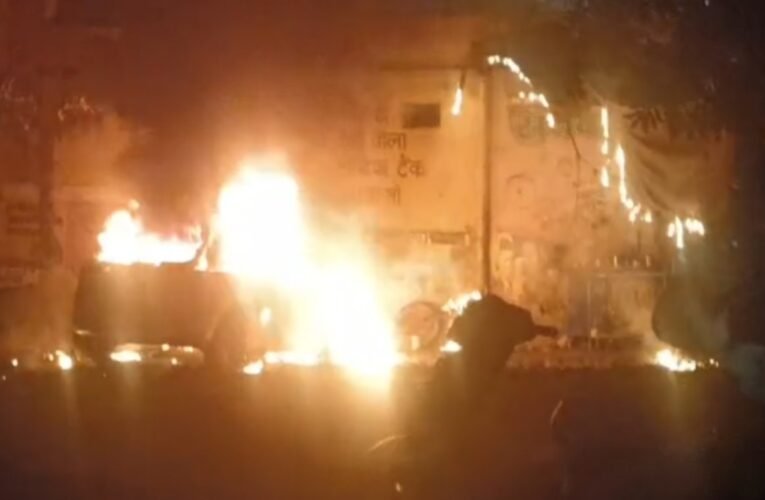 जमशेदपुर: साकची में गैरेज में लगी भीषण आग, कार सहित पूरा गैरेज जलकर खाक