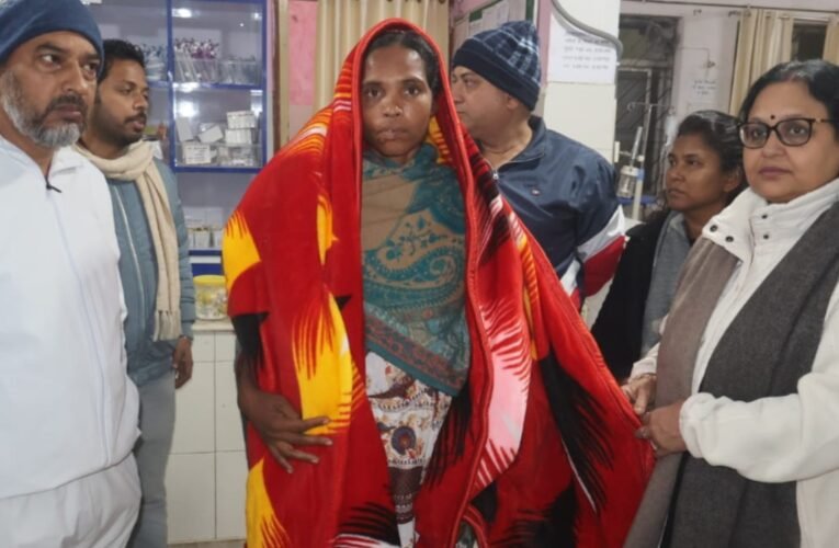 सिमडेगा: शीतलहर में मानवता की मिसाल बनीं उपायुक्त कंचन सिंह, देर रात जरूरतमंदों को बांटे कंबल