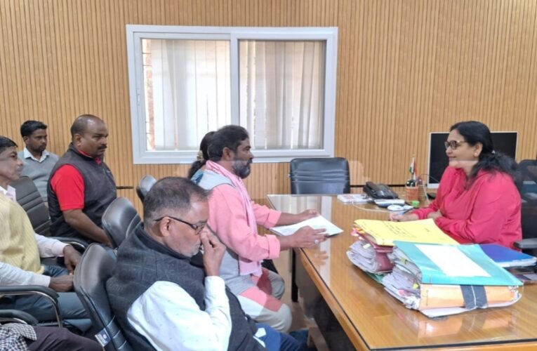 सिमडेगा नगर निकाय चुनाव: ओबीसी आरक्षण नहीं मिलने पर पिछड़ा वर्ग में आक्रोश, उपायुक्त को सौंपा ज्ञापन