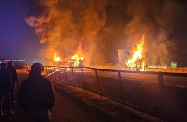 कर्नाटक: चित्रदुर्ग में ट्रक-बस टक्कर के बाद लगी भीषण आग, 9 से 11 लोगों की मौत, 20 से अधिक घायल