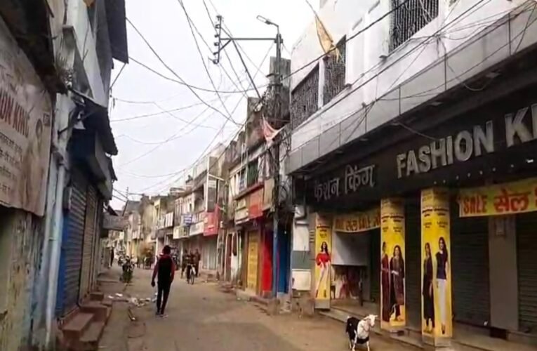 जामताड़ा में दिनदहाड़े ज्वेलरी दुकान में लूट और फायरिंग के खिलाफ व्यपारी एकजुट ; व्यापारियों ने विरोध में पूरा बाजार बंद