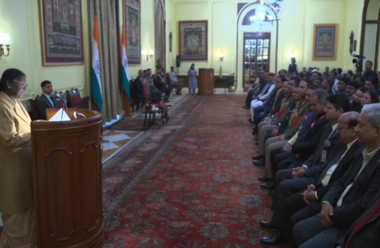 राष्ट्रपति द्रौपदी मुर्मू ने संताली भाषा (ओल चिकी लिपि) में भारतीय संविधान का किया लोकार्पण