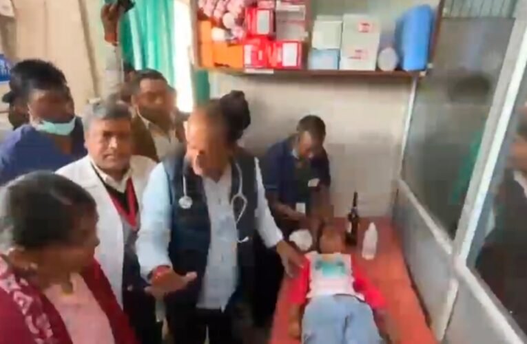 स्वास्थ्य मंत्री डॉ. इरफान अंसारी ने धनबाद सदर अस्पताल में संभाली ओपीडी, मरीजों की जांच की और बड़ी घोषणा की