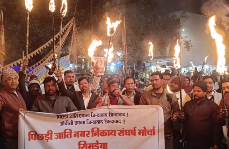 सिमडेगा में ओबीसी आरक्षण नहीं मिलने पर भारी विरोध: मशाल जुलूस निकालकर सीएम हेमंत सोरेन का पुतला दहन