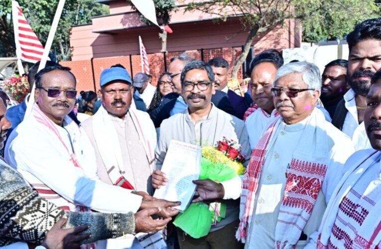 पेसा नियमावली मंजूरी पर आदिवासी संगठनों ने मुख्यमंत्री हेमंत सोरेन से की मुलाकात, ढोल-नगाड़ों के साथ जताया आभार