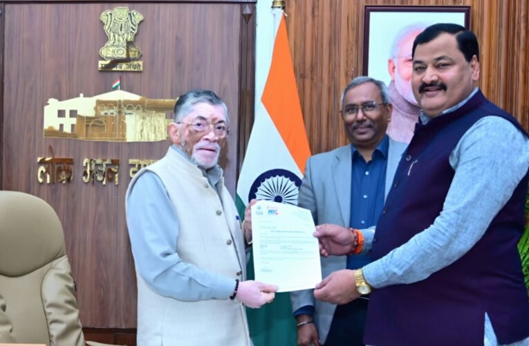 हॉकी इंडिया अधिकारियों ने राज्यपाल संतोष कुमार गंगवार से की मुलाकात, रांची में लीग के उद्घाटन मैच के लिए दिया निमंत्रण