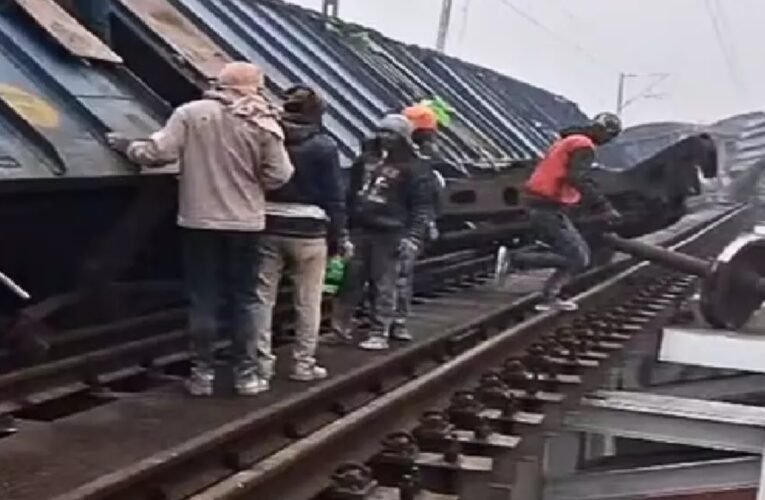 बिहार: जमुई में बड़ा रेल हादसा, सीमेंट लदी मालगाड़ी के कई डिब्बे पटरी से उतरे, नदी में गिरे वैगन; दिल्ली-हावड़ा रूट प्रभावित