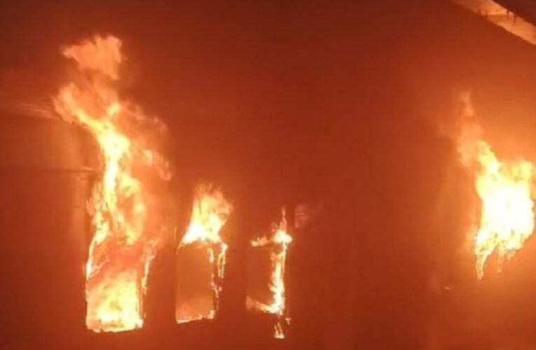 आंध्र प्रदेश: टाटानगर-एर्नाकुलम एक्सप्रेस में लगी आग, एक यात्री की मौत