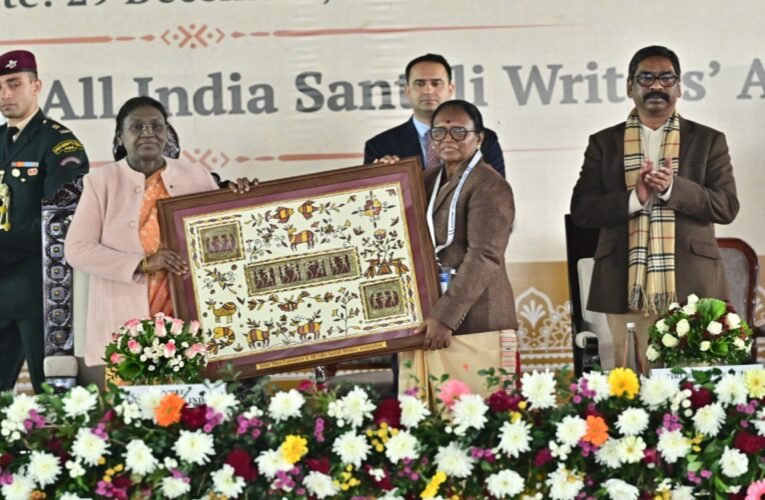 राष्ट्रपति द्रौपदी मुर्मू ने जमशेदपुर में ओल चिकी लिपि शताब्दी समारोह में की शिरकत, संथाली गीत से शुरू किया भाषण