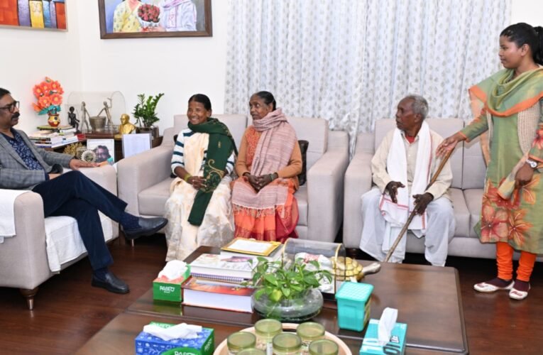 मुख्यमंत्री हेमन्त सोरेन ने आदिवासी छात्रा सविता कच्छप को दी 2 लाख रुपये की प्रोत्साहन राशि