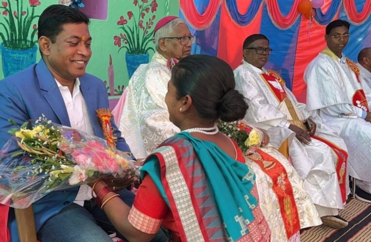 सिमडेगा: संत इग्नासियुस चर्च कोनबेगी सरईटोली का नवनिर्मित भवन का बिशप विंसेंट बरवा ने किया उद्घाटन