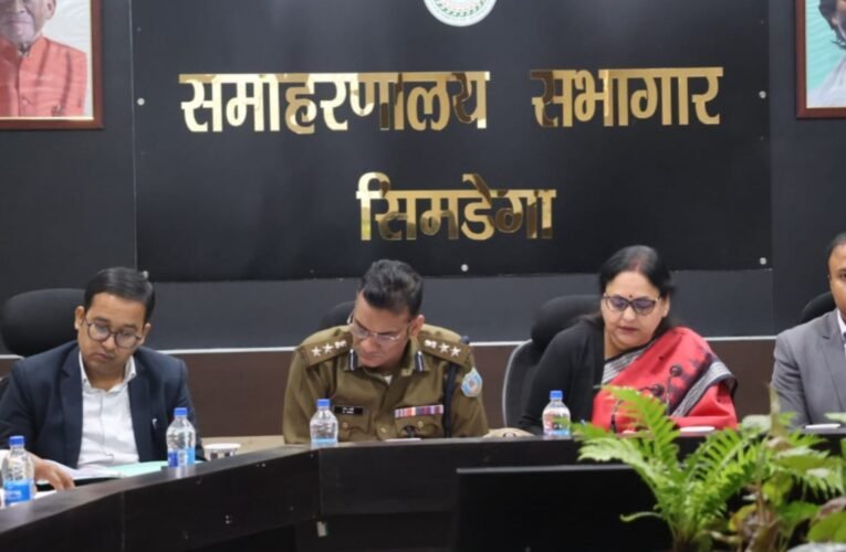 सिमडेगा में मुख्यमंत्री ग्राम गाड़ी योजना एवं सड़क सुरक्षा समिति की समीक्षात्मक बैठक आयोजित