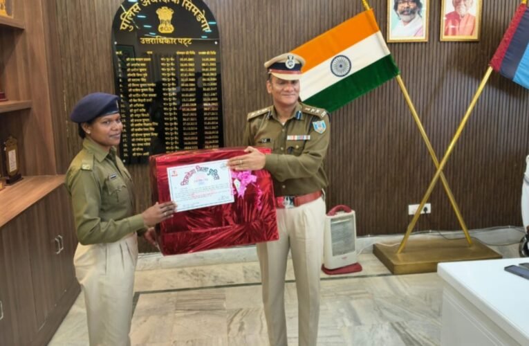 सिमडेगा पुलिस की ‘पुलिस ऑफ द वीक’ बनीं महिला आरक्षी रजनी केरकेट्टा, एसपी ने किया सम्मानित