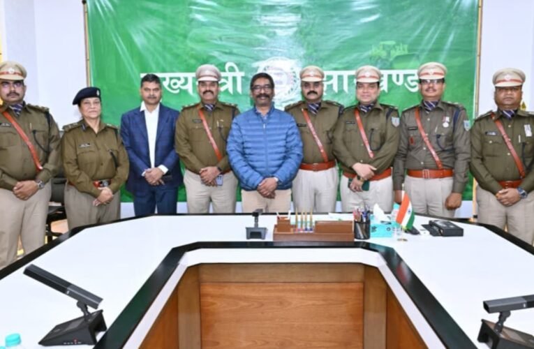 मुख्यमंत्री ने नव-पदोन्नत IPS अधिकारियों को बैच पहनाकर किया सम्मानित