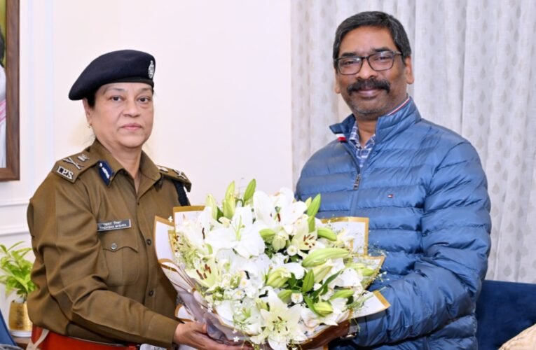 मुख्यमंत्री हेमन्त सोरेन से नव नियुक्त डीजीपी तदाशा मिश्रा ने की शिष्टाचार भेंट