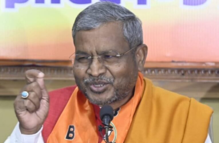 नए डीजीपी की नियुक्ति पर बाबूलाल मरांडी का हेमंत सरकार पर तीखा हमला: “नियम-कानून और संविधान आपके लिए कोई मायने नहीं रखते”