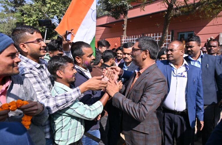 झारखंड: जेएसएससी सीजीएल रिजल्ट जारी होने पर अभ्यर्थियों ने ढोल-नगाड़ों के साथ मनाया जश्न, सीएम हेमन्त सोरेन को पहनाई माला