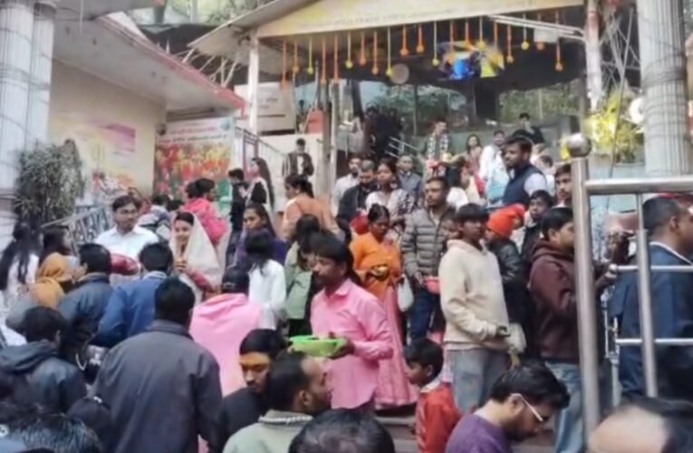 रांची के पहाड़ी मंदिर में नए साल पर उमड़ी श्रद्धालुओं की भारी भीड़
