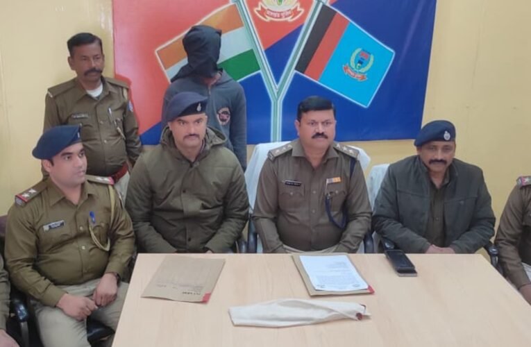 राजमहल में बुजुर्ग पहाड़िया की गला रेतकर हत्या: पुलिस ने एक आरोपी को गिरफ्तार किया, हत्या में इस्तेमाल आरी बरामद